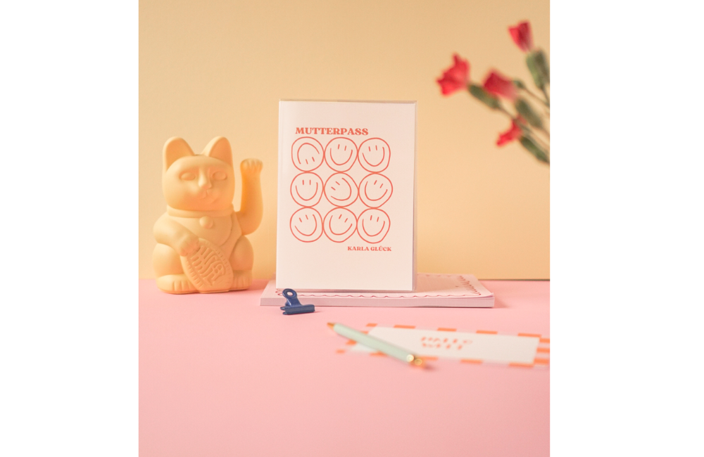 Mutterpasshülle im Smiley Design in der Hand