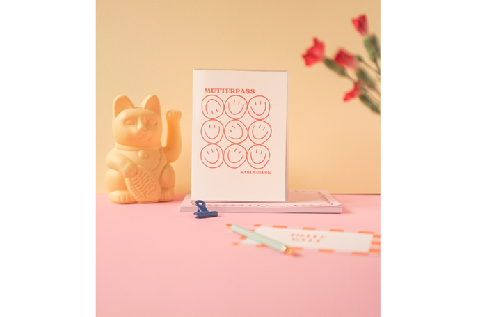 Mutterpasshülle im Smiley Design in der Hand